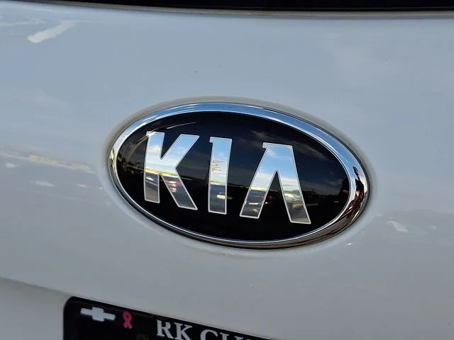Used 2019 White Kia LX image 31