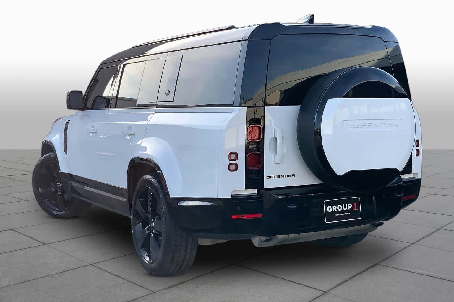 Used 2024 Fuji White Land Rover X-Dynamic SE image 11
