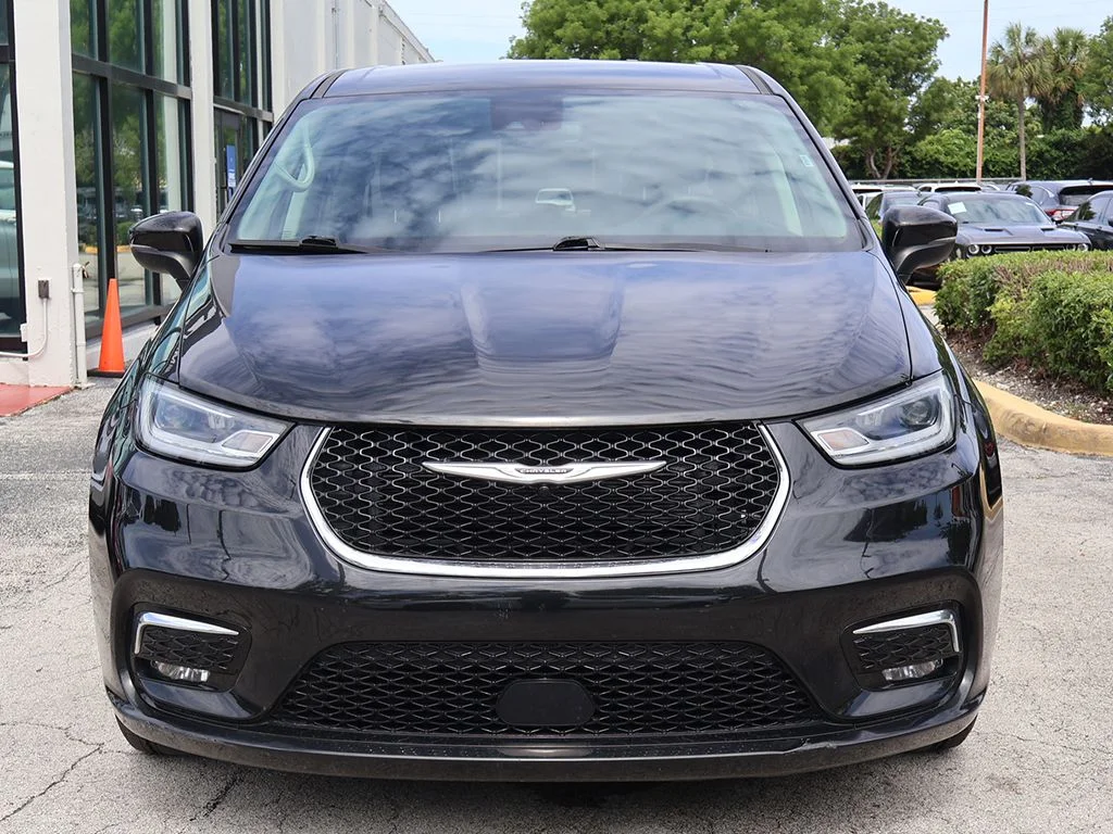 Used 2023 Black Chrysler Touring L image 9
