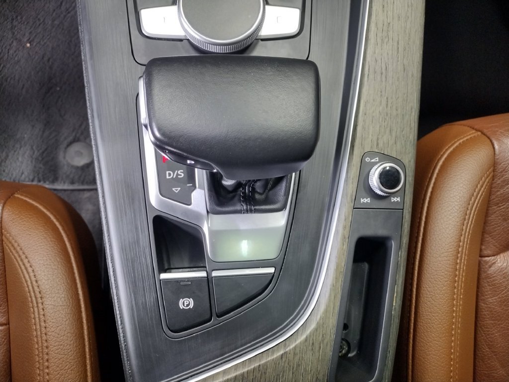 Used 2018 White Audi 2.0T image 29
