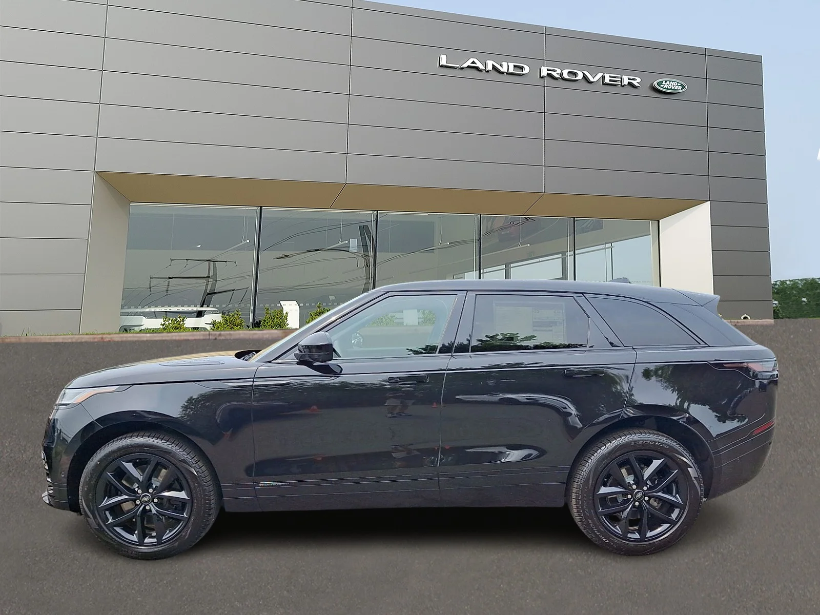 New 2026 Santorini Black Land Rover Belgravia Edition image 6