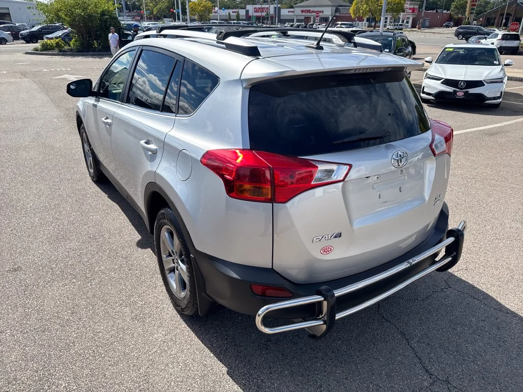 Used 2015 Silver Toyota XLE image 5