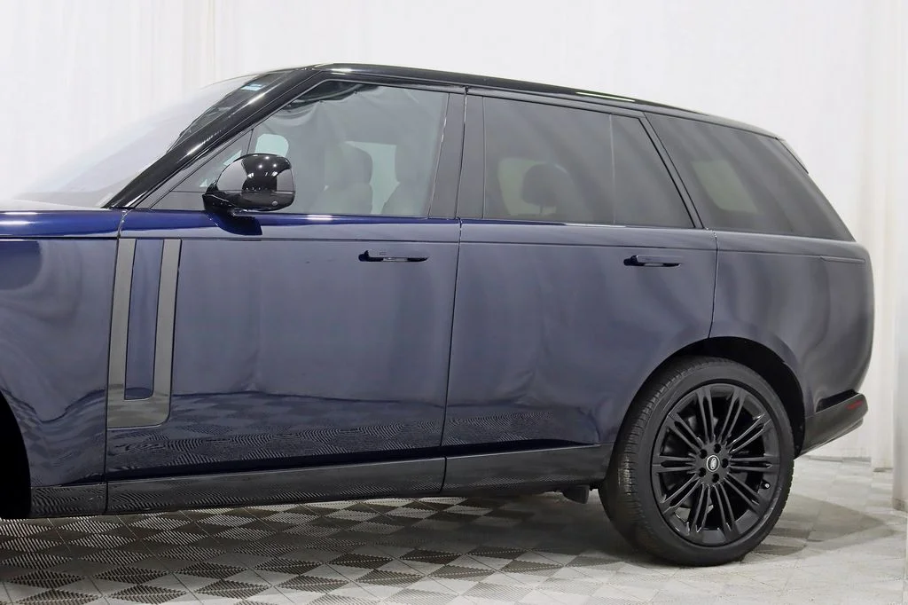 Used 2023  Land Rover SE image 4