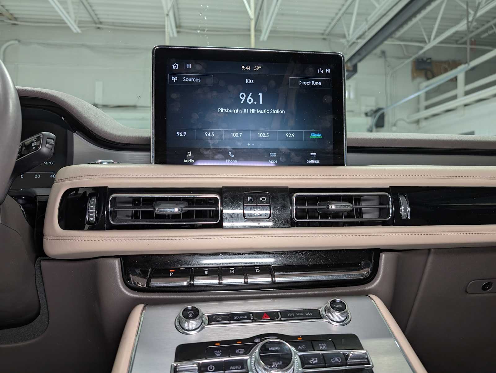 Used 2023 Pristine White Lincoln Standard image 31