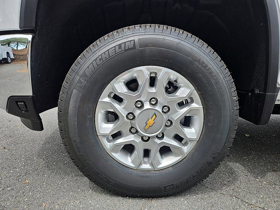 New 2026 Summit White Chevrolet LT image 9