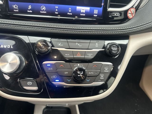 Used 2024 White Chrysler Select image 18