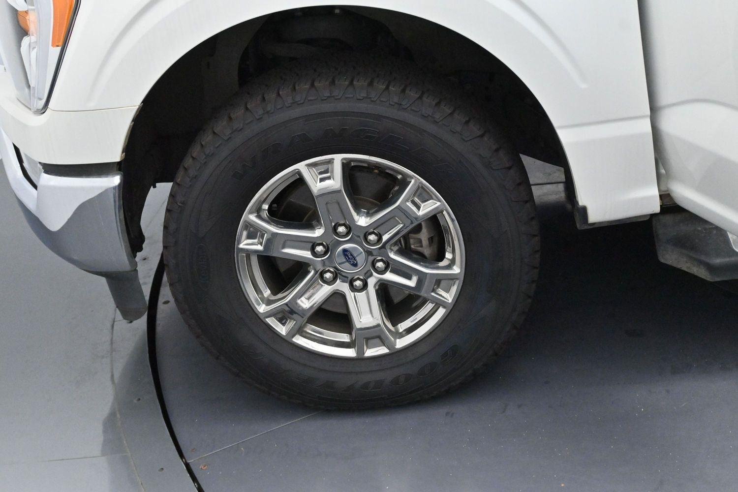 Used 2023  Ford LARIAT image 37