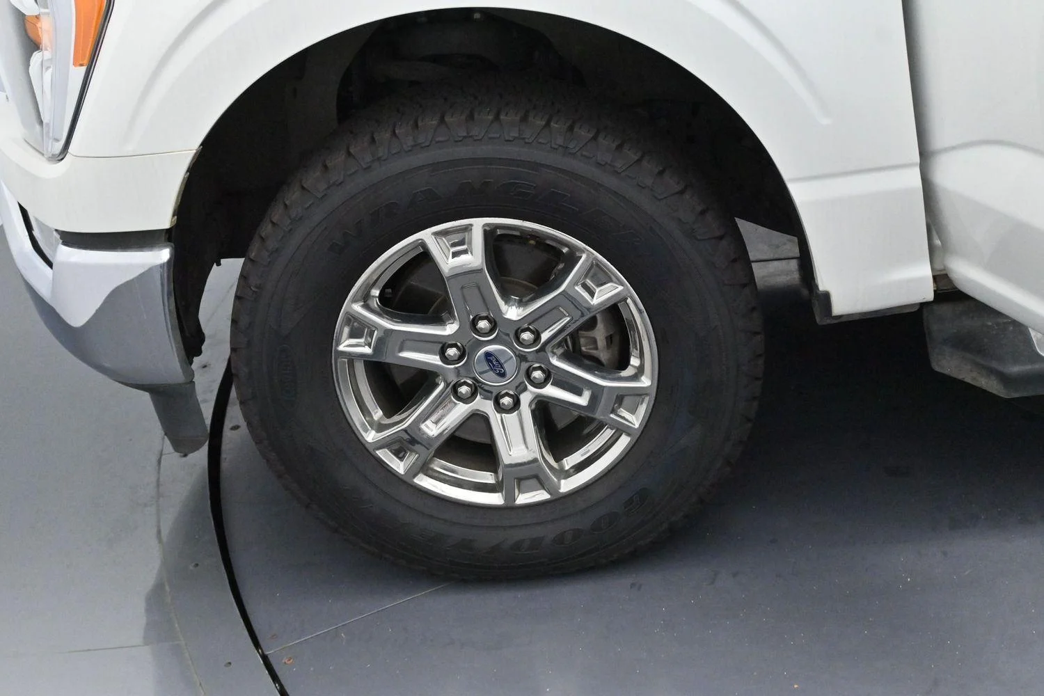 Used 2023  Ford LARIAT image 37