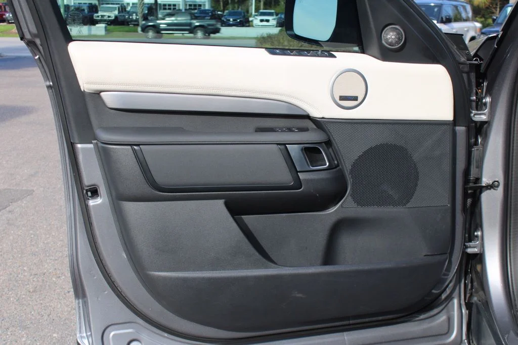 Certified Used 2025  Land Rover Dynamic SE image 13