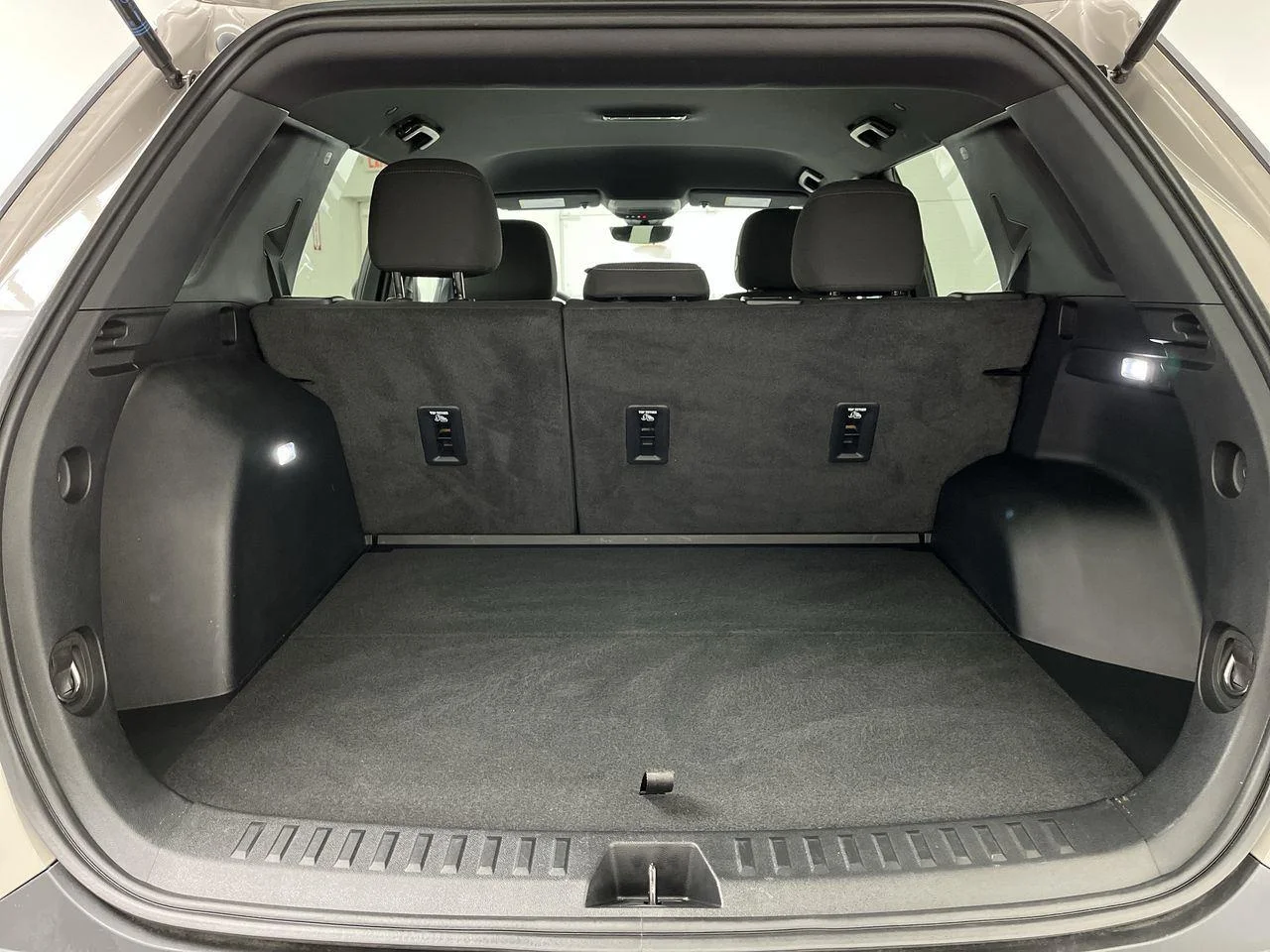 Used 2025 Riverstone Metallic GMC Elevation image 27