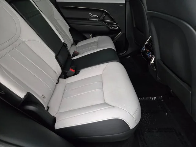 Used 2023 Gray Land Rover SE Dynamic image 17