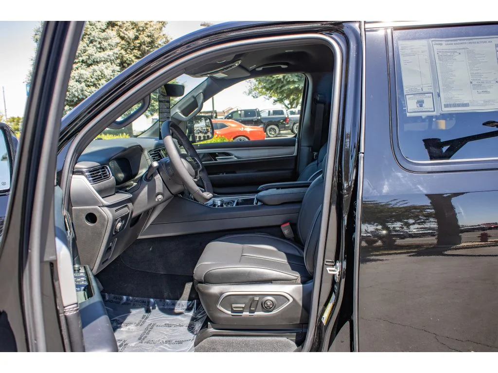 New 2026 HIGH GLOSS BLACK Jeep Limited Altitude image 38