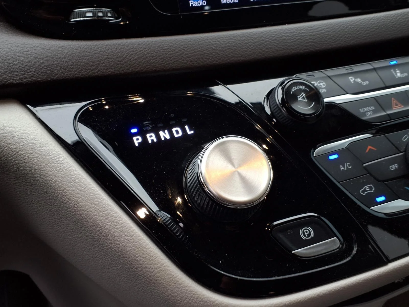 Used 2017 Brilliant Black Crystal Pearlcoat Chrysler Touring-L Plus image 8