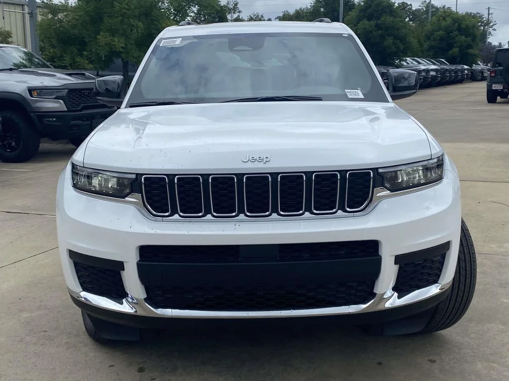 New 2026 Bright White Clear-Coat Exterior Paint Jeep Laredo X image 2