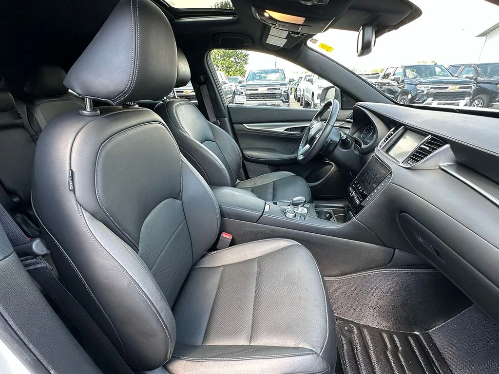 Used 2023 White INFINITI LUXE image 26