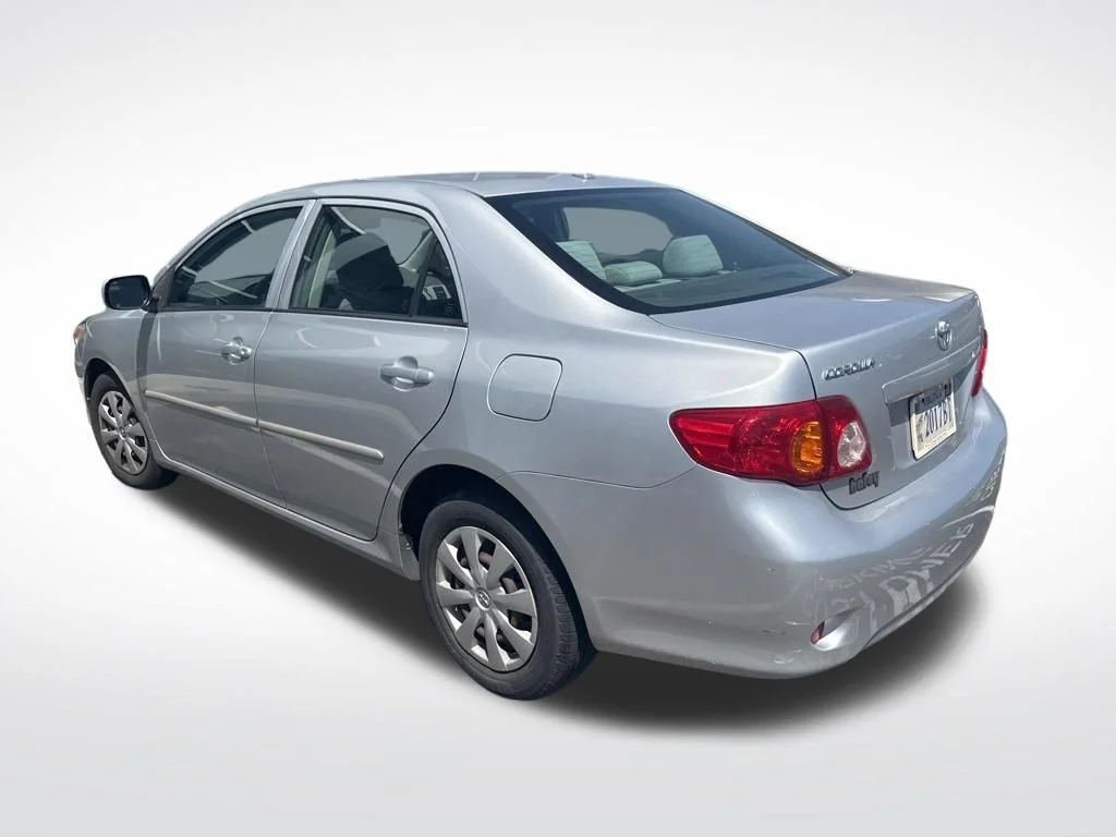 Used 2009  Toyota  image 4