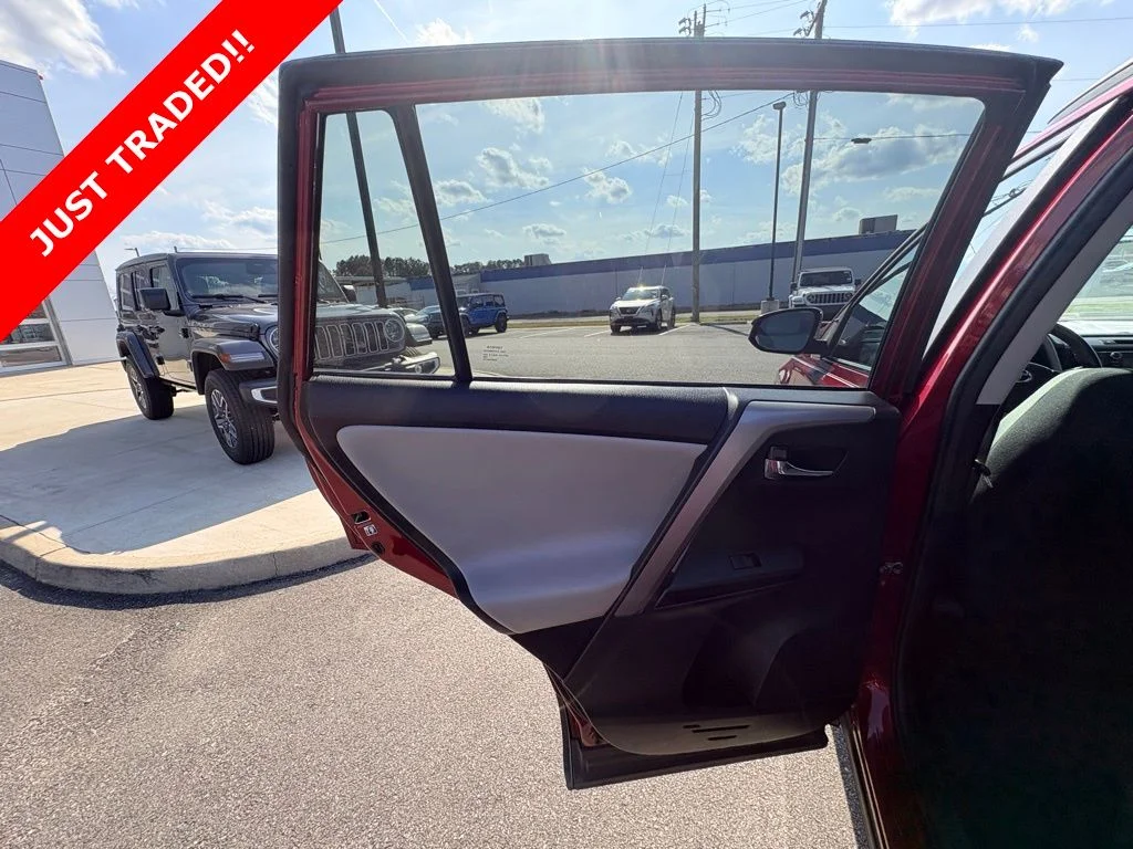 Used 2018 Red Toyota XLE image 33