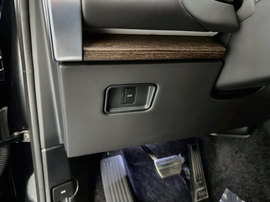 Certified Used 2025 Black Land Rover SE image 10