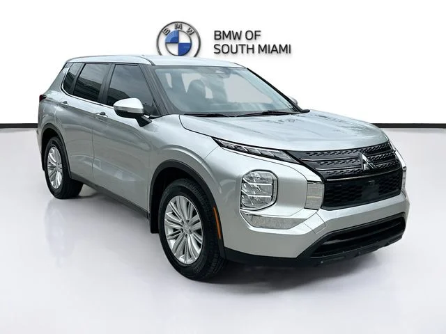 2023 Mitsubishi Outlander ES 2WD's photo