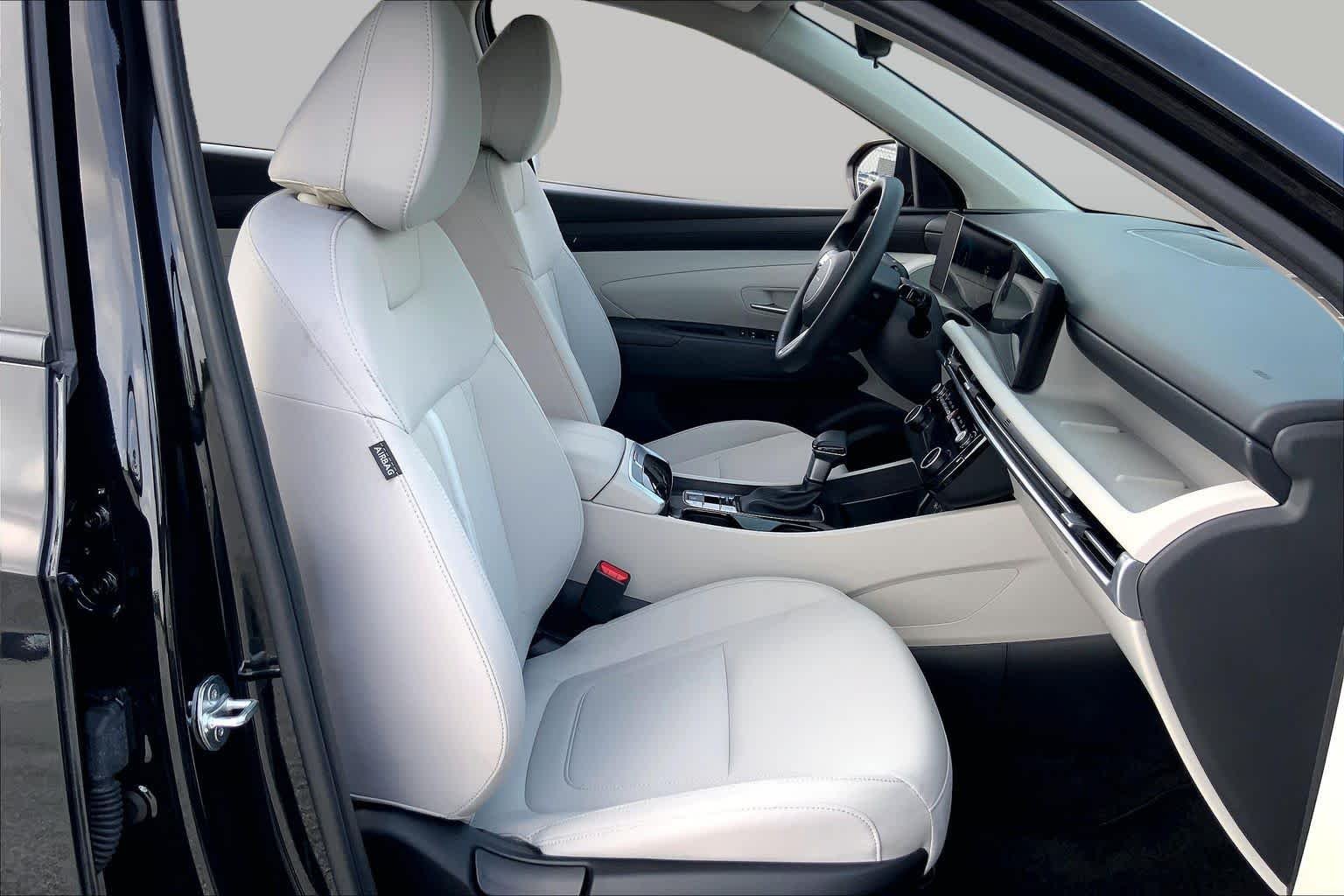 Used 2025 Phantom Black Hyundai SEL image 9