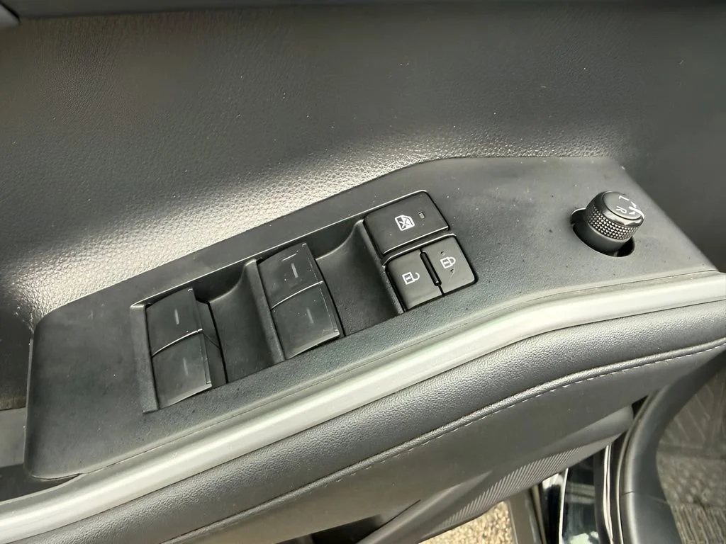 Used 2023  Toyota L image 29