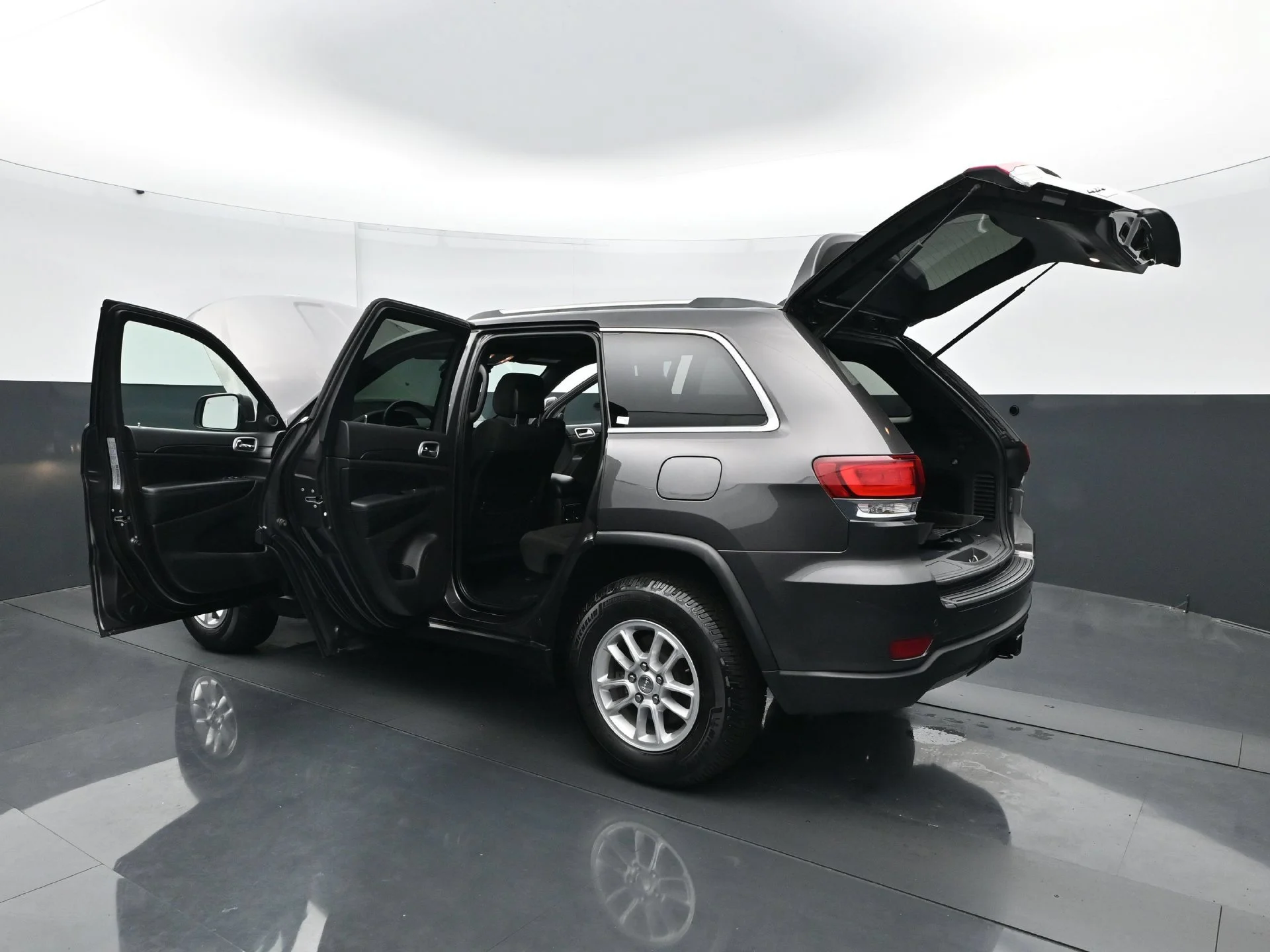 Used 2020 Granite Crystal Metallic Clearcoat Jeep Laredo E image 33