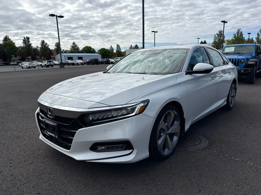 Used 2018 Platinum White Pearl Honda Touring image 3