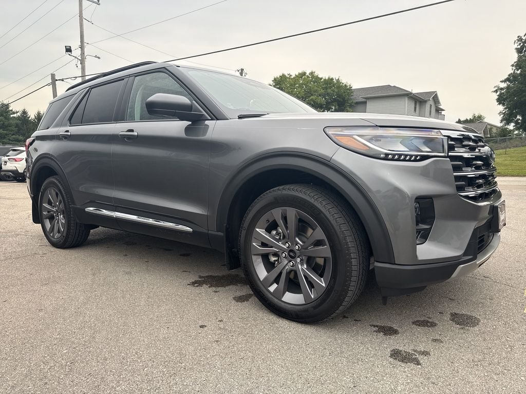 2025 Ford Explorer photo 2