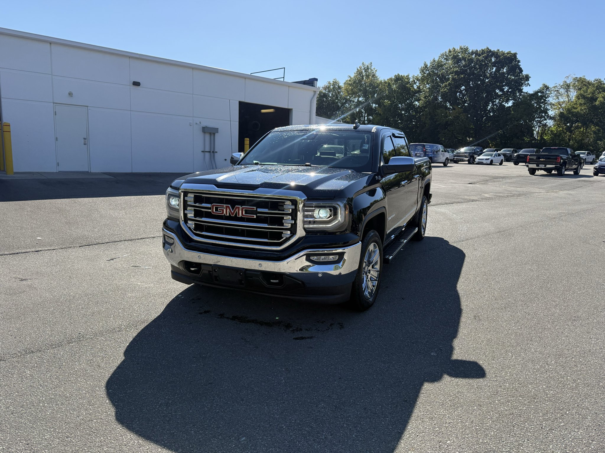Used 2018 ONYX BLACK GMC SLT image 1