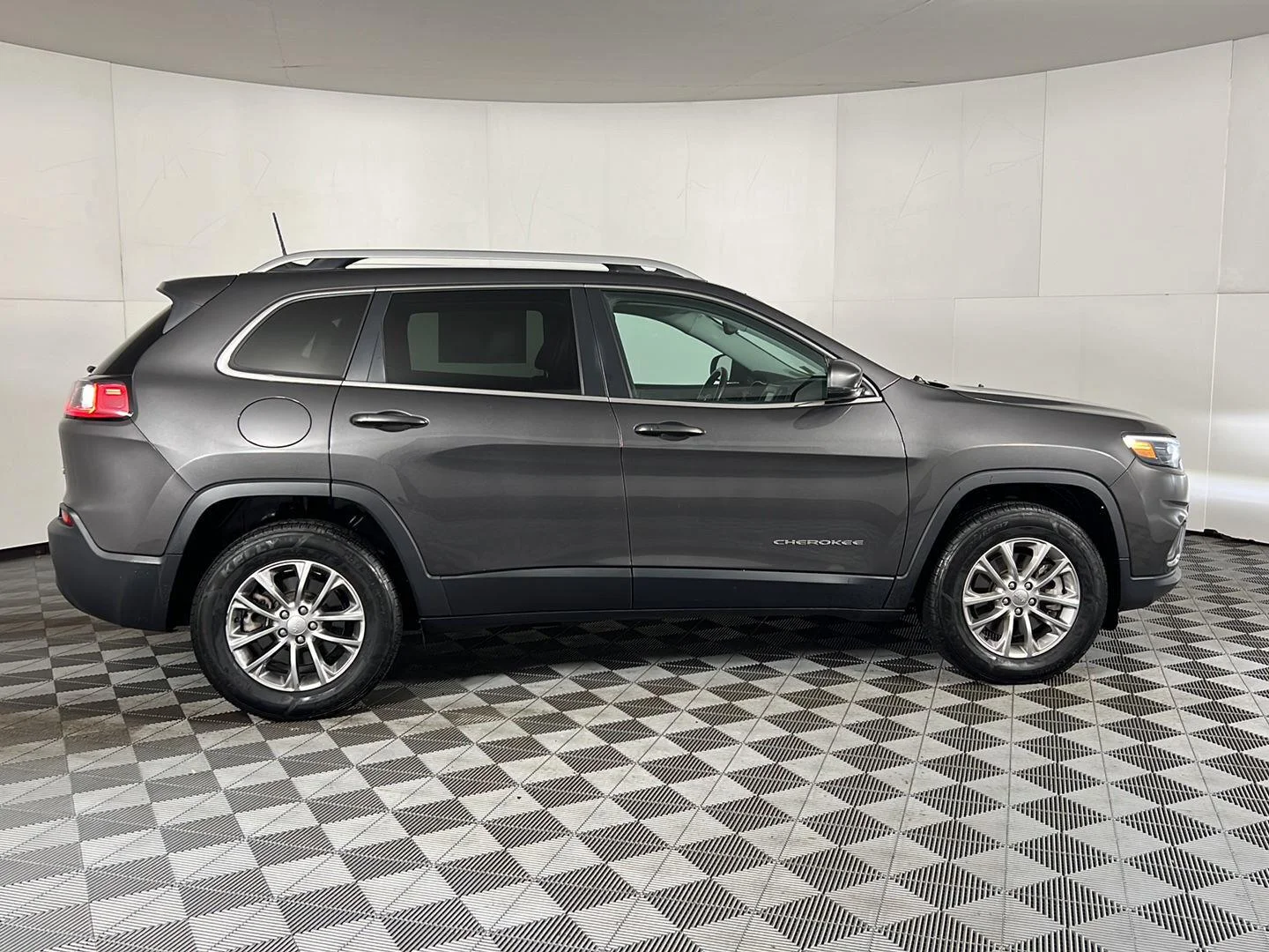 Used 2021 Gy Jeep Latitude Plus image 9