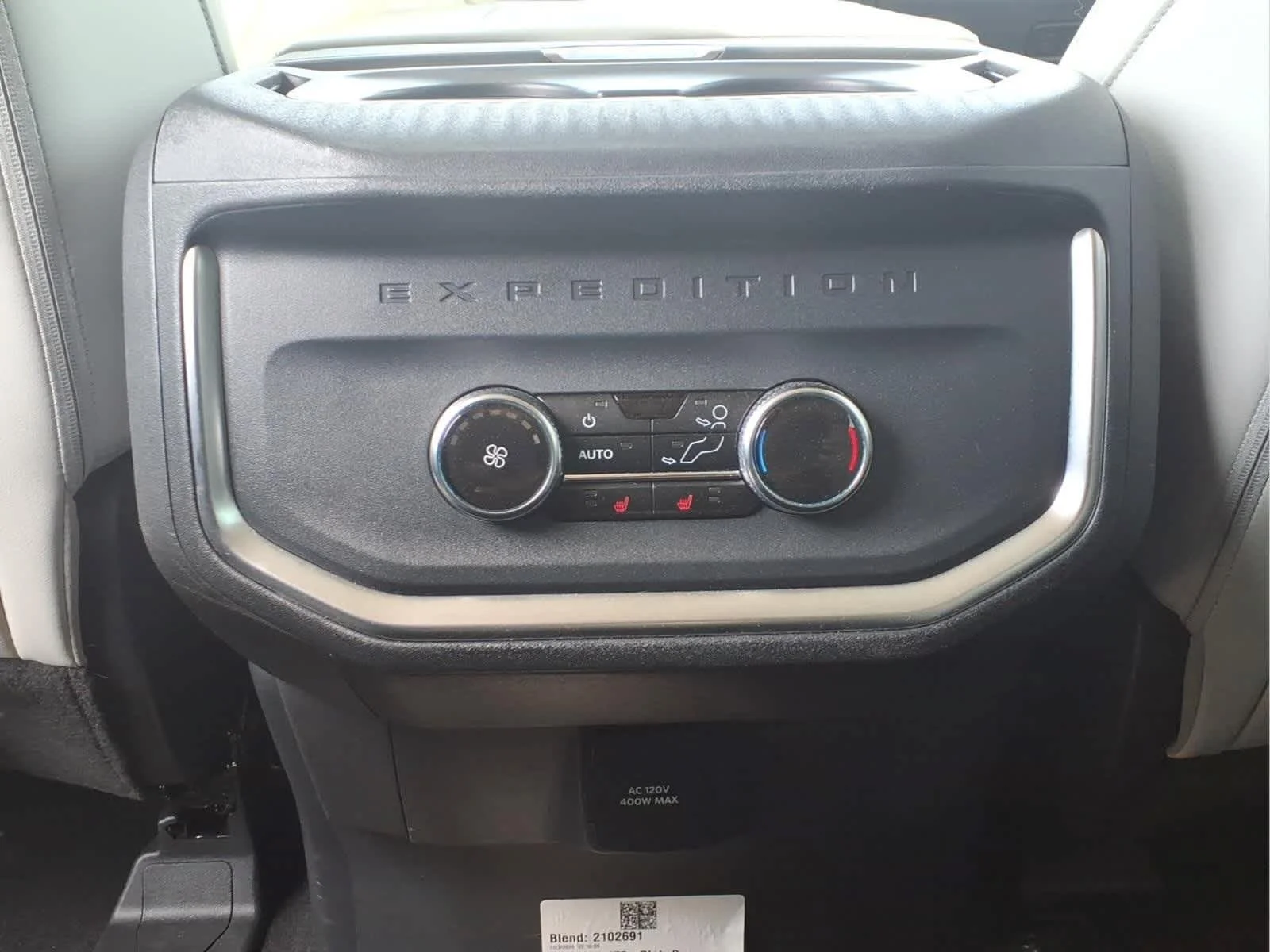 Used 2025 Space Silver Metallic Ford Platinum image 30