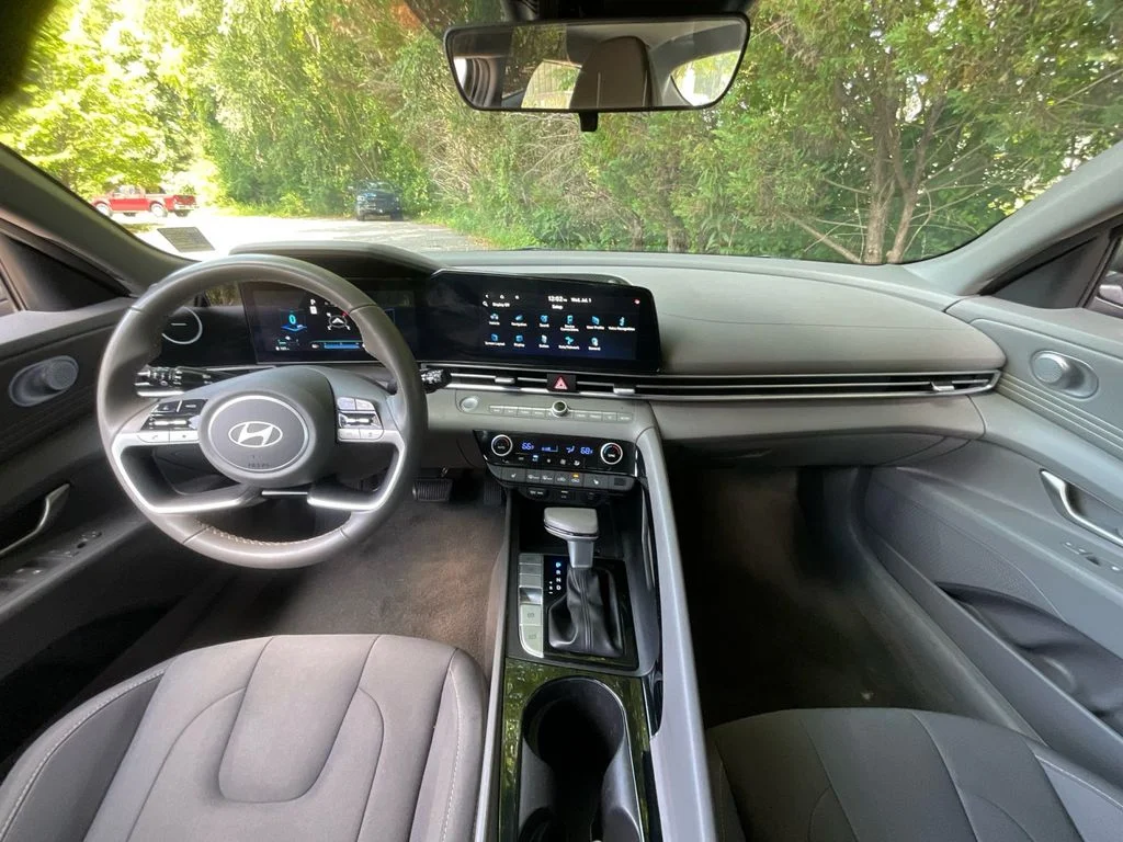 Used 2025 Gray Hyundai SEL Convenience image 19