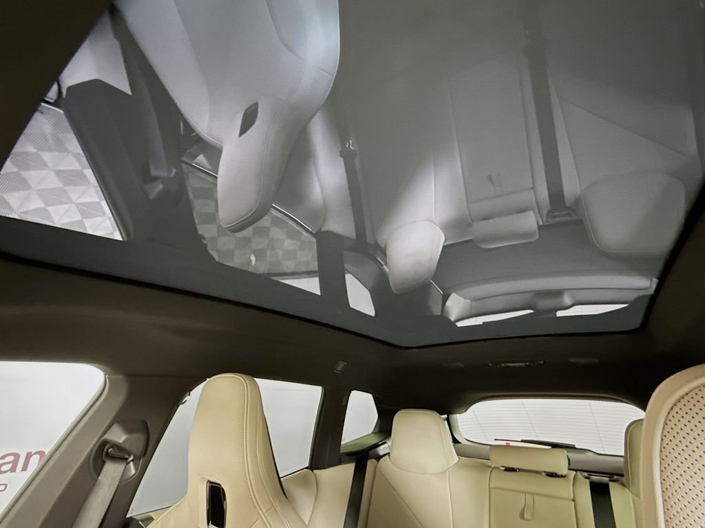 Used 2025 White BMW M60 image 23