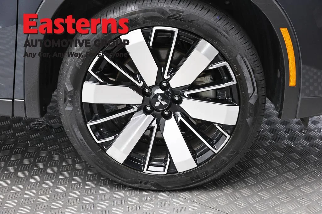 Used 2025 Gray Mitsubishi SE image 27