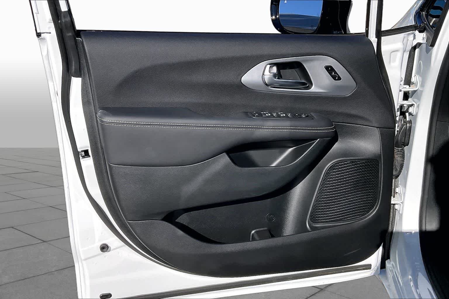 2026 Chrysler Pacifica Limited - Photo 10