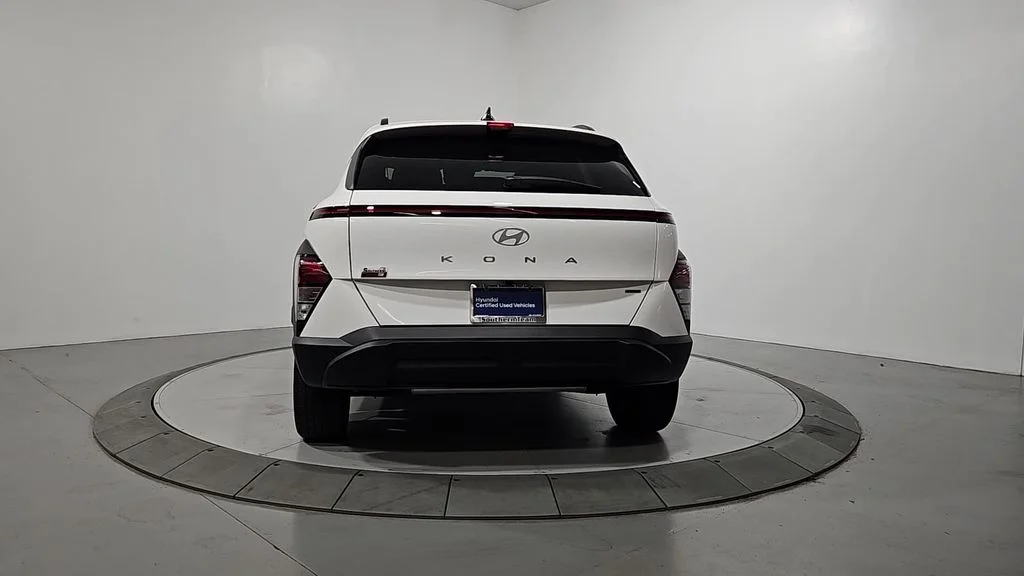 Used 2025 White Hyundai SEL Convenience image 4