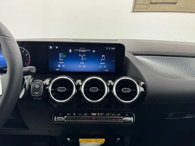 New 2026  Mercedes-Benz GLA 250 image 4