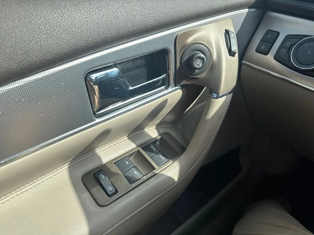 Used 2015 White Lincoln Base image 28