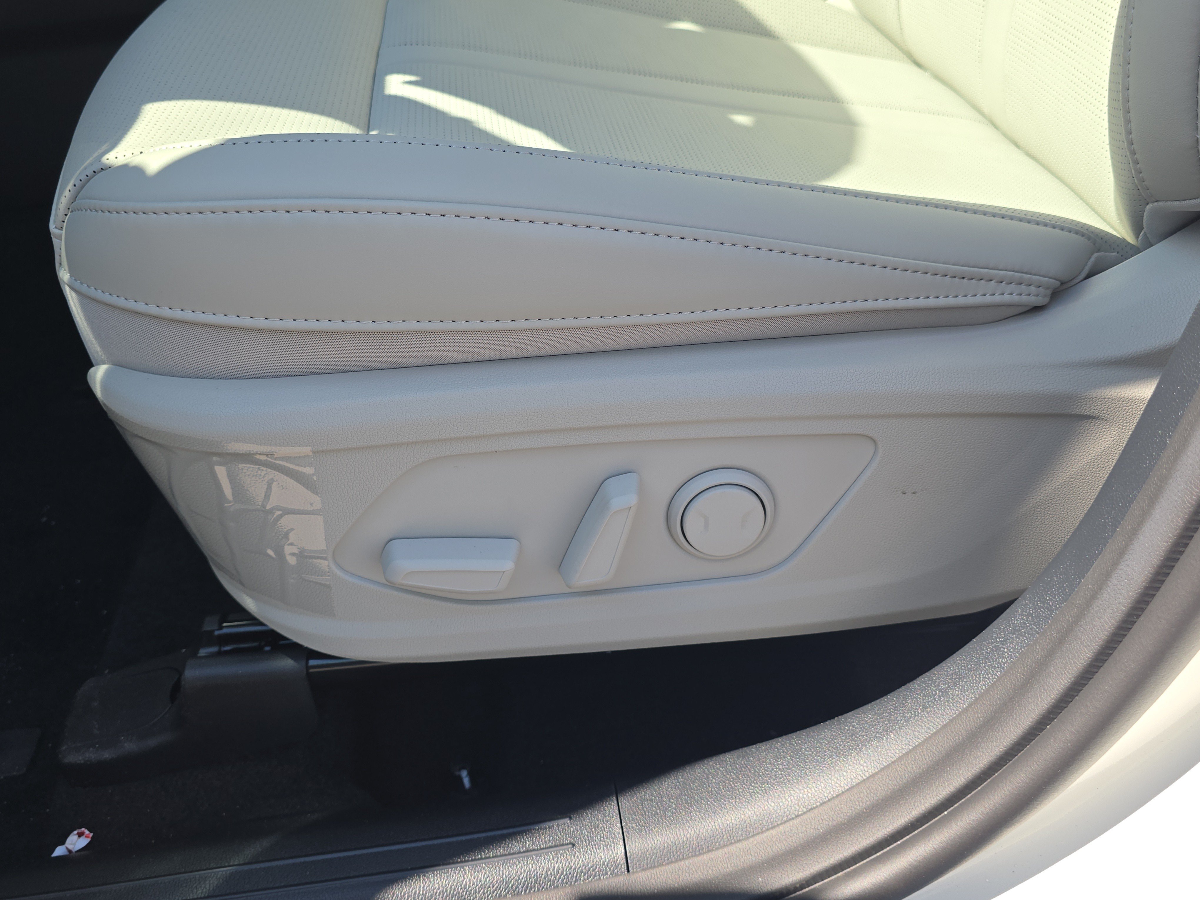 New 2026 Snow White Pearl Kia EX AWD image 21