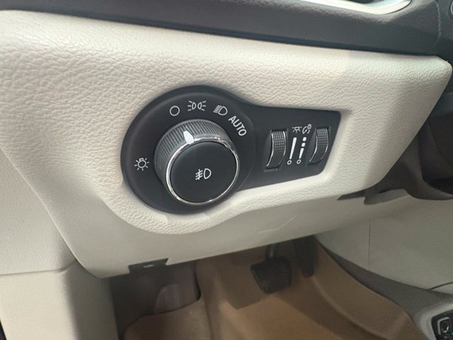 Used 2017 Red Chrysler Touring L image 19