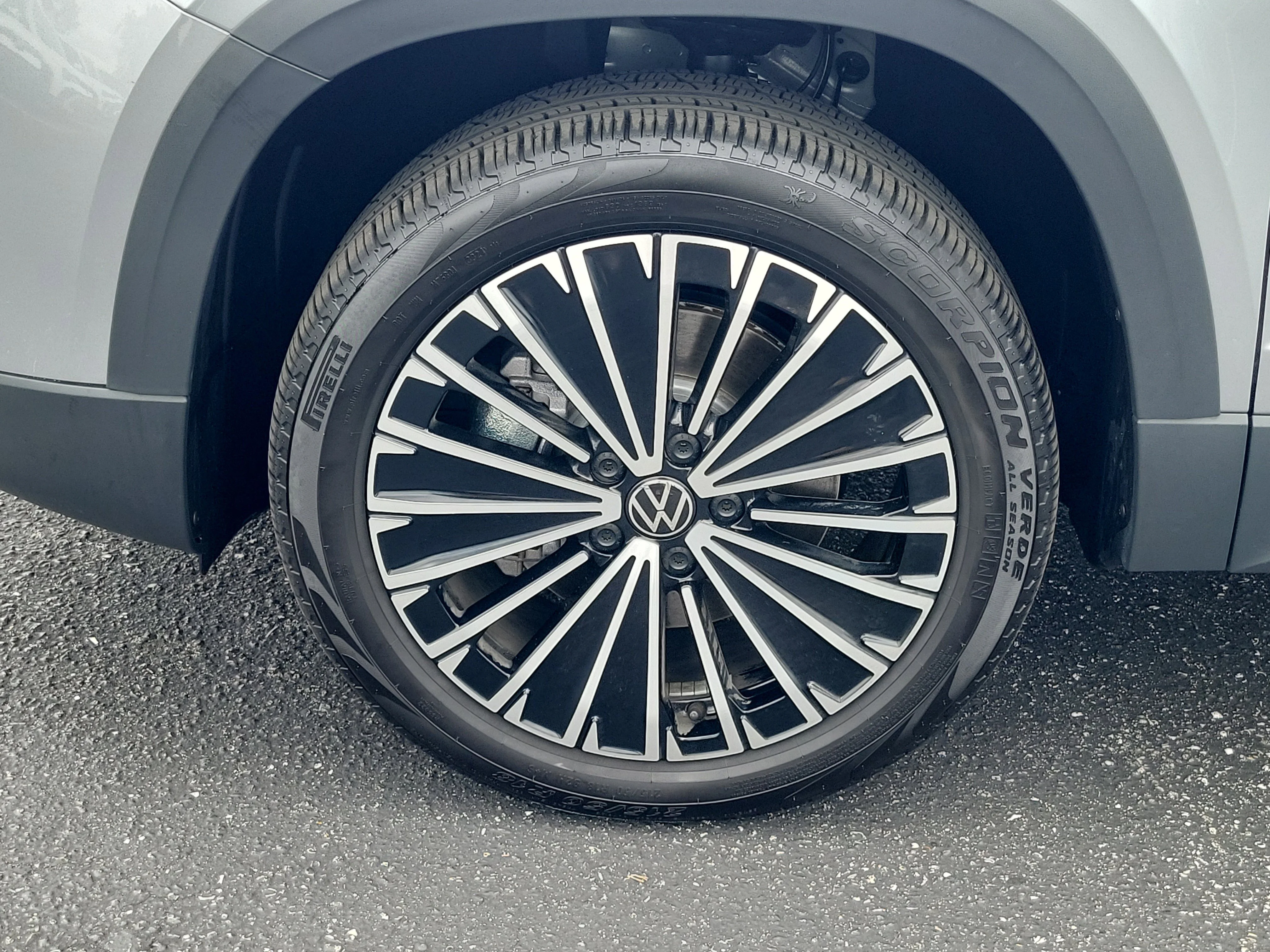 Certified Used 2025 Silver Volkswagen 1.5T SE image 29