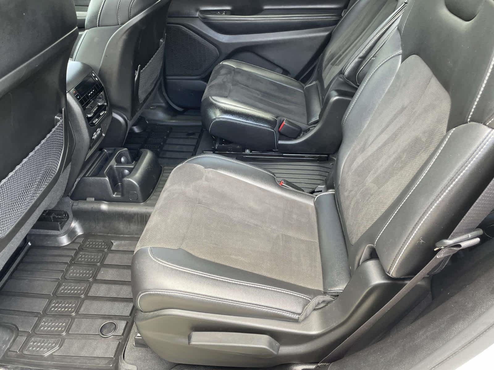 Used 2023 Whi/white Jeep Altitude image 17