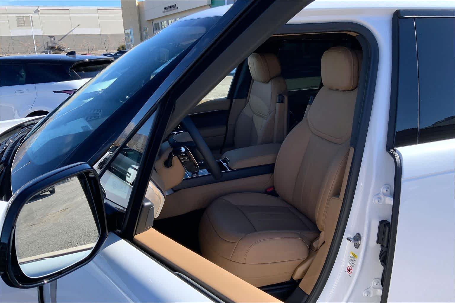 New 2026 Ostuni Pearl White Land Rover SE image 9