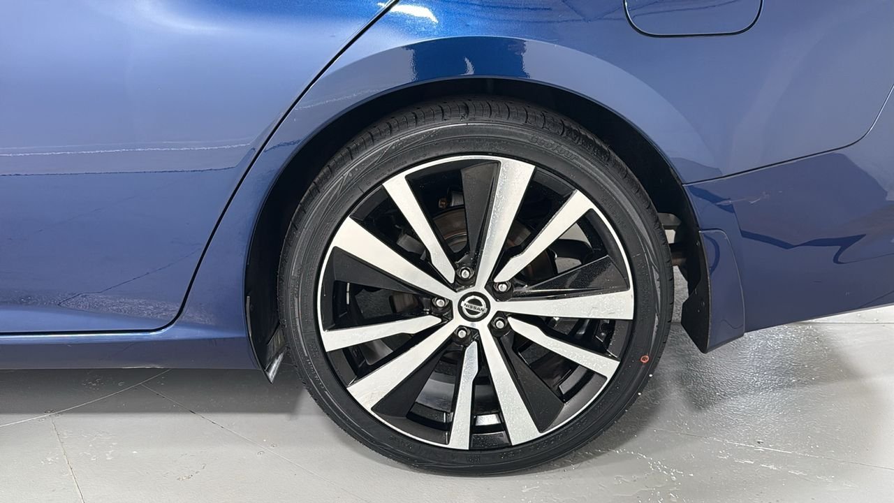 Used 2020 Blue Nissan 2.5 SR image 23