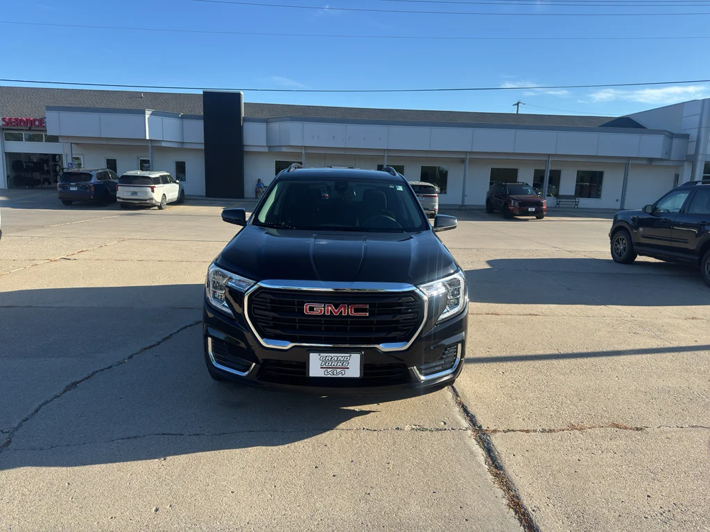 Used 2022 Ebony Twilight Metallic GMC SLE image 3