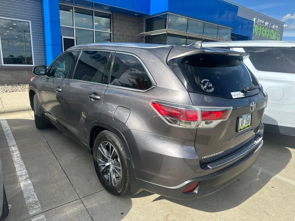 Used 2016 Gray Toyota XLE V6 image 5