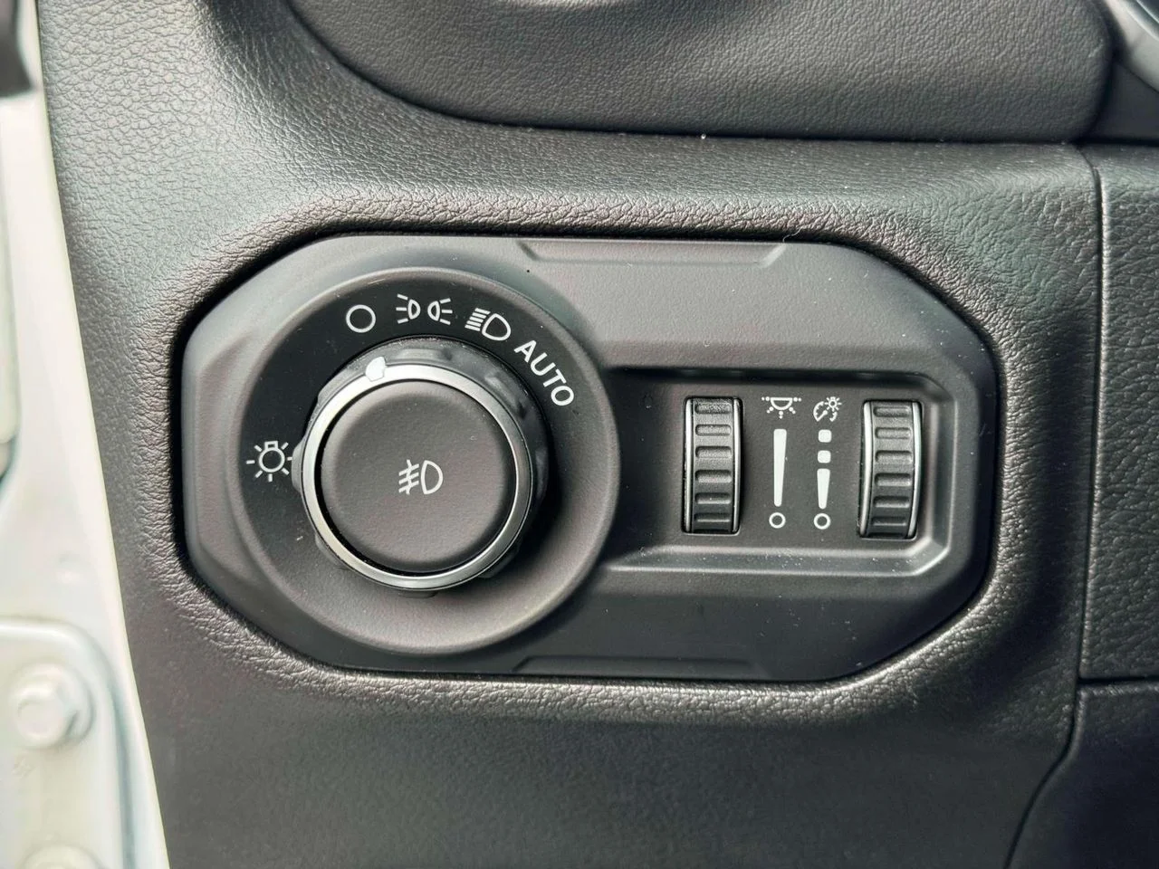 Used 2020 Bright White Clearcoat Jeep Sahara 4x4 image 23