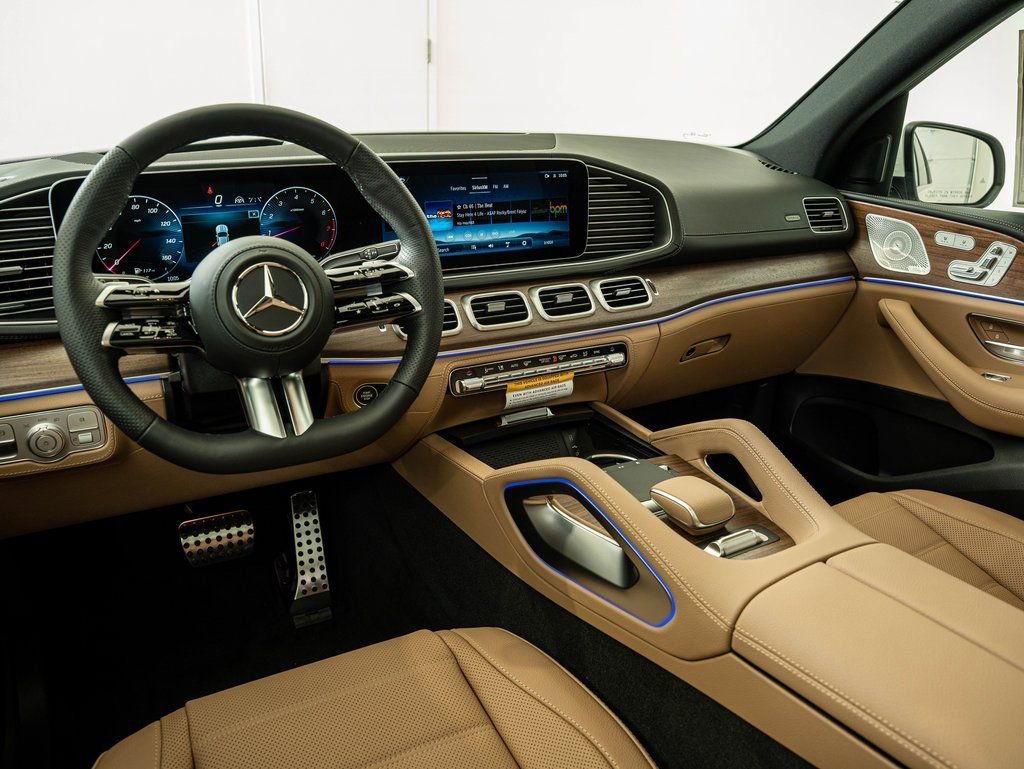 New 2026 MANUFAKTUR Moonlight White Metallic Mercedes-Benz GLS 580 image 5
