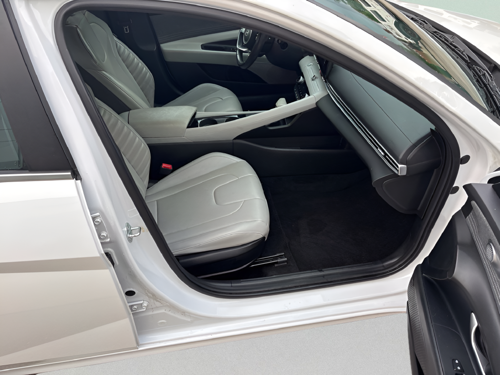 Used 2025 White Hyundai Limited image 12