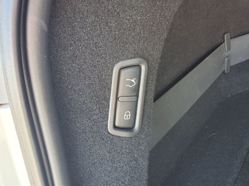 Used 2019 White Maserati Base image 9